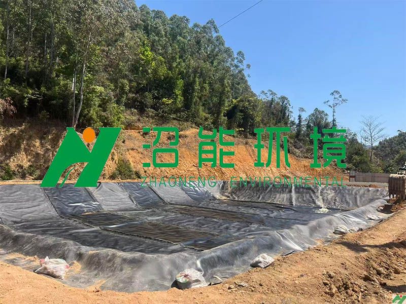 广东省梅州市五华县长布镇存栏3000头养猪场2600立方黑膜沼气池